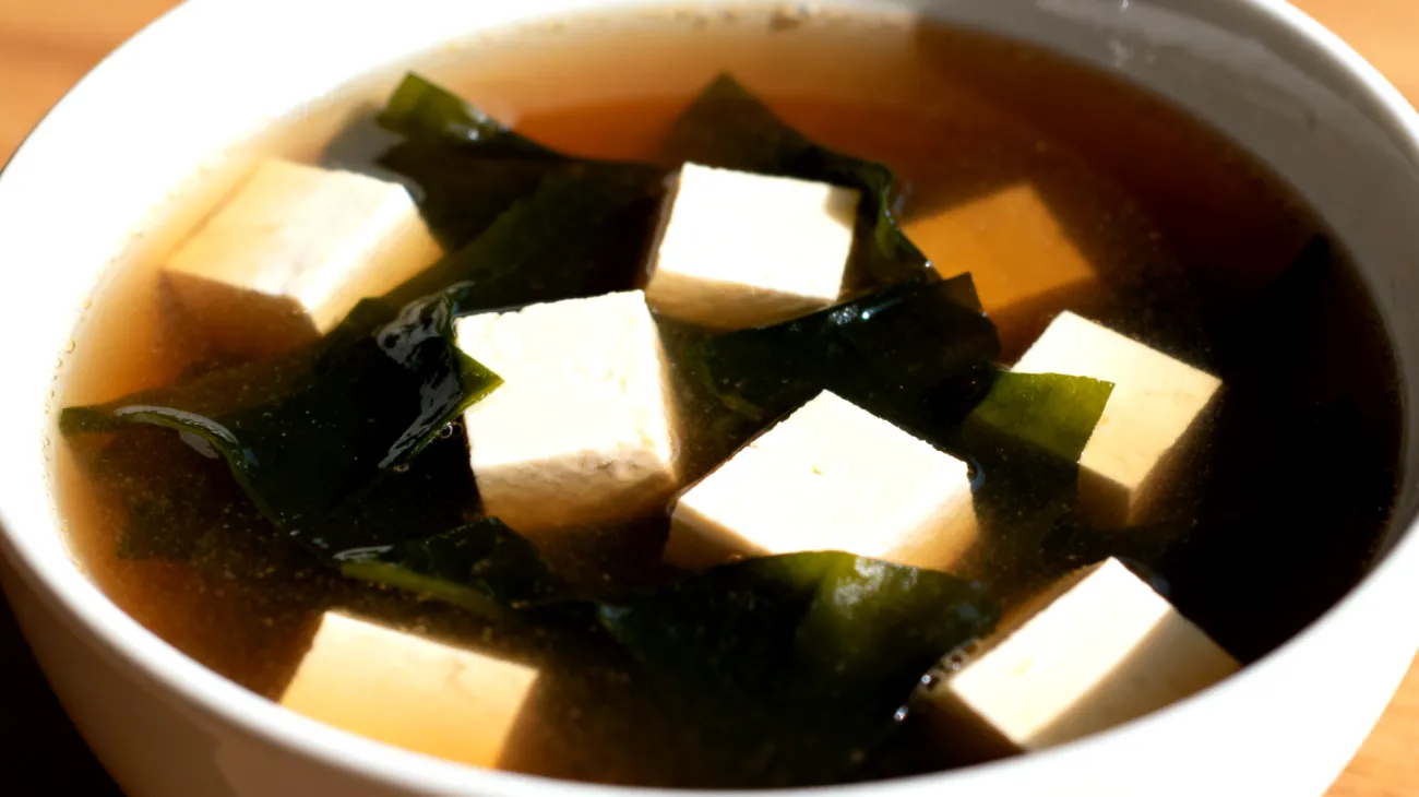 Miso-Suppe mit Wakame-Algen und Seidentofu"