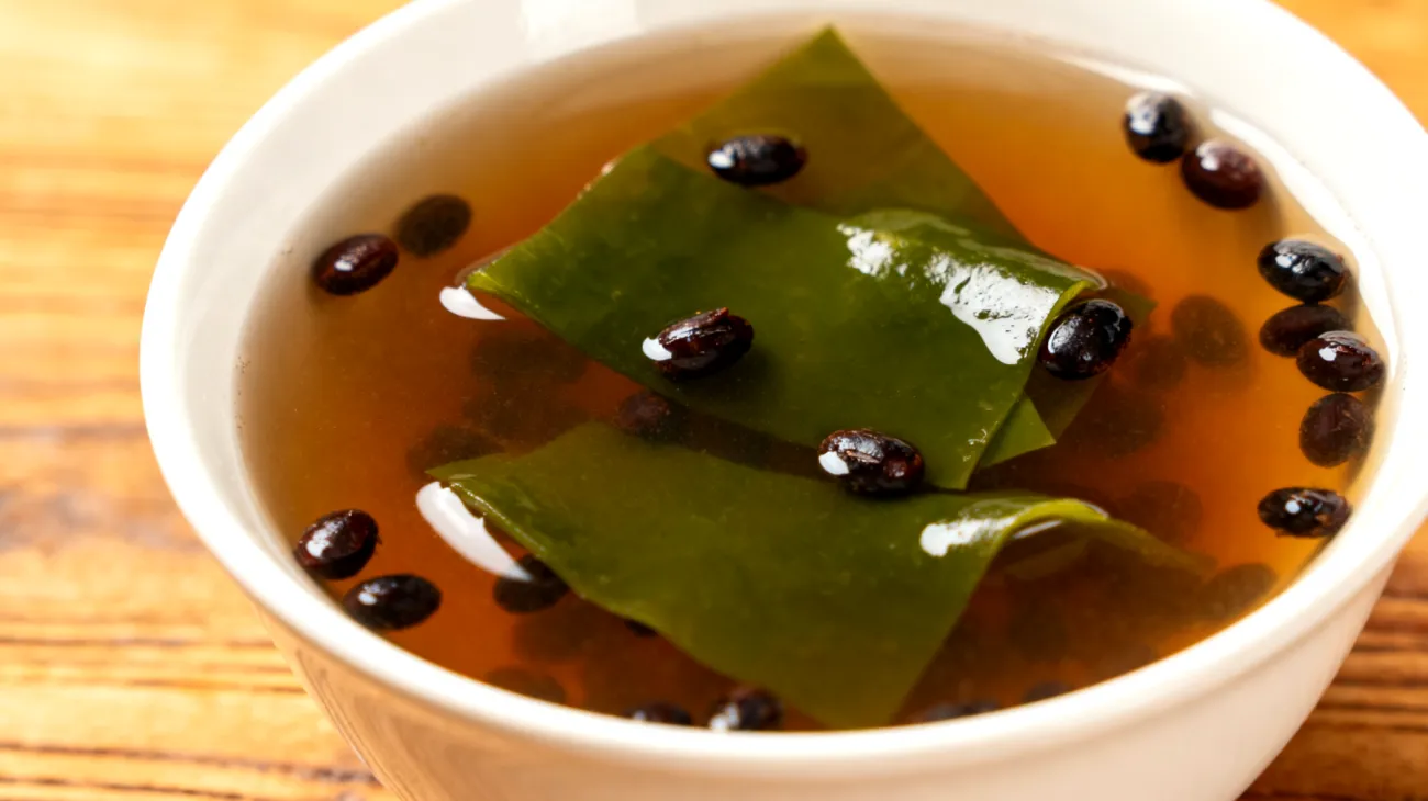 Miso-Suppe mit Wakame-Algen und fermentierten Schwarzbohnen"