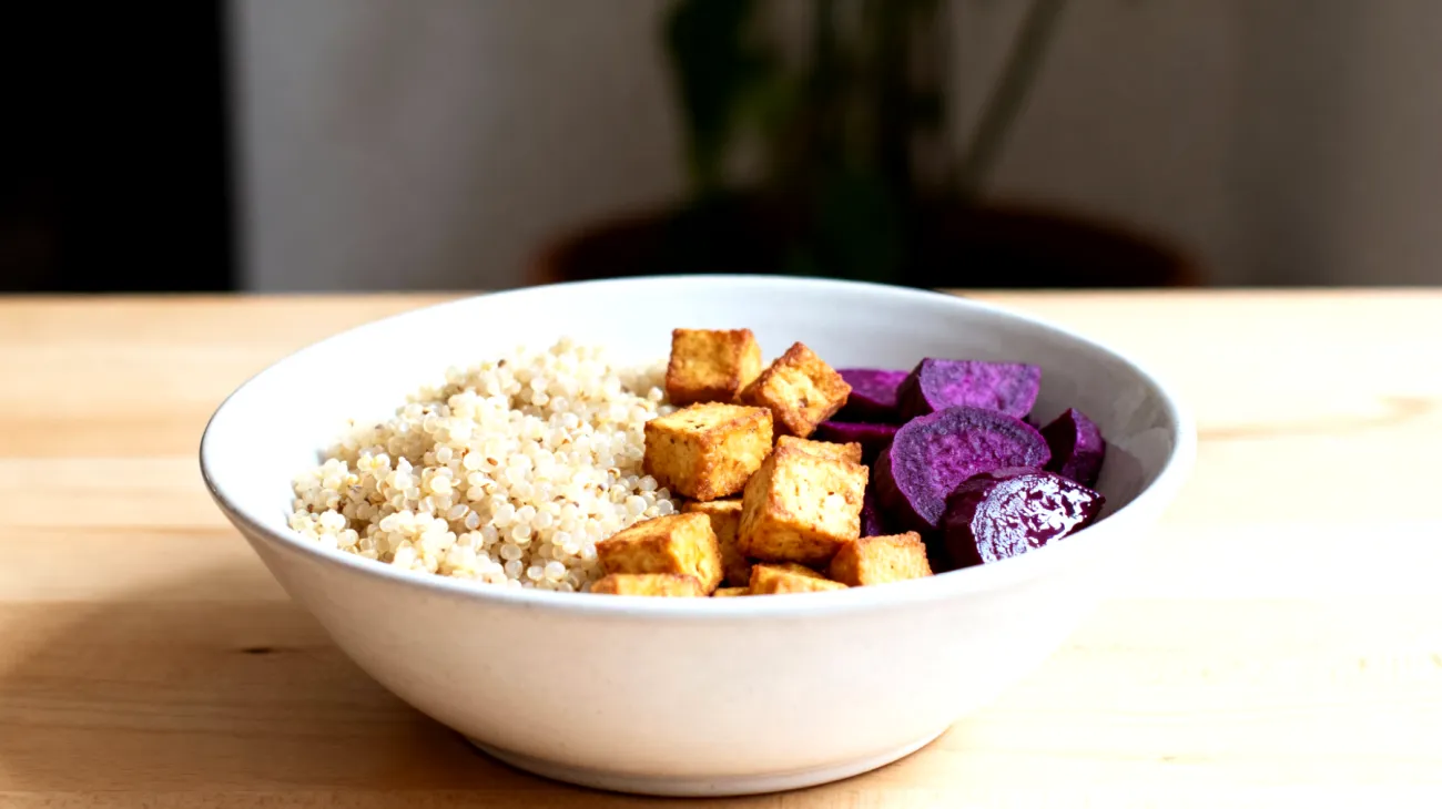 Quinoa-Bowl mit Tempeh und fermentierten Rote Bete"