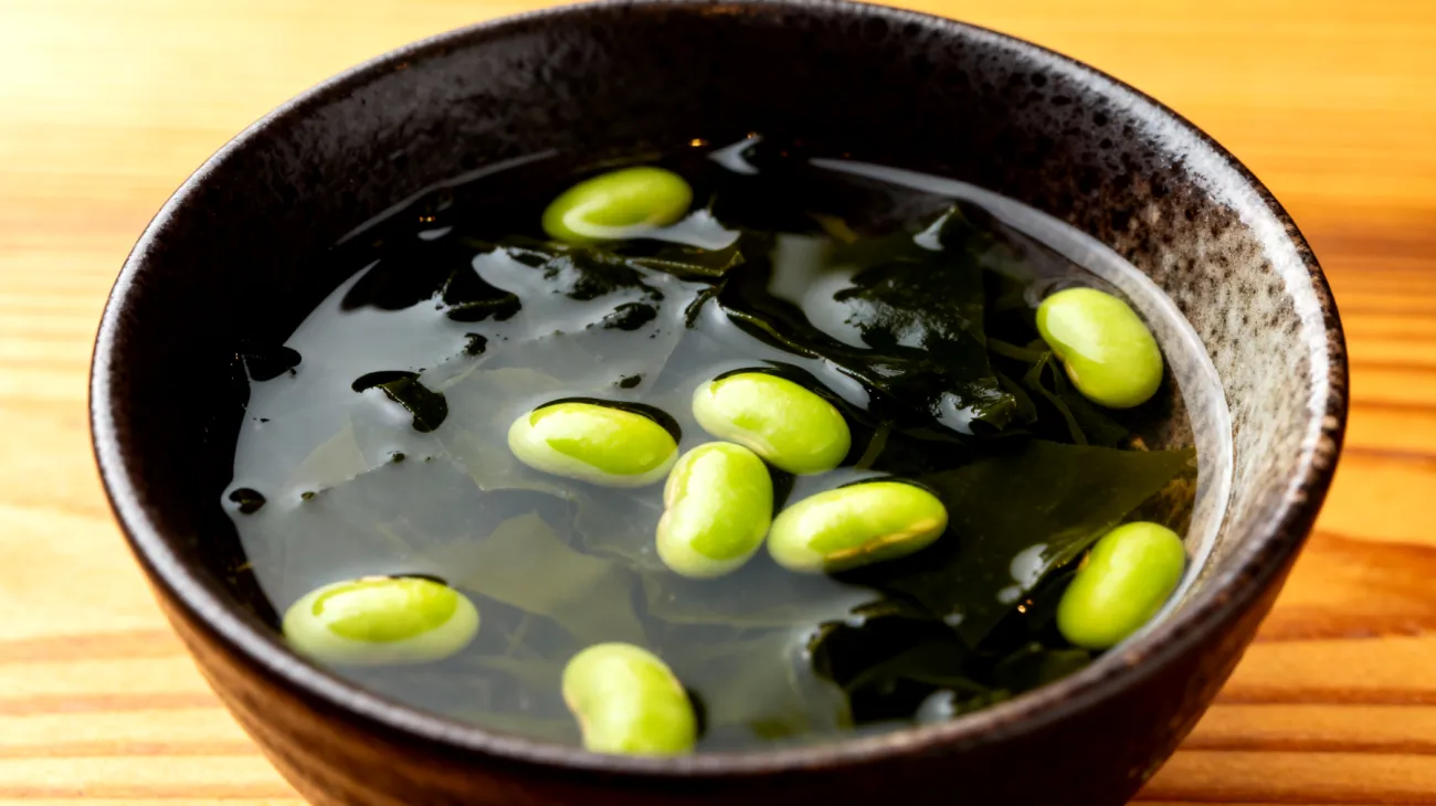 Miso-Suppe mit Wakame-Algen und Edamame"
